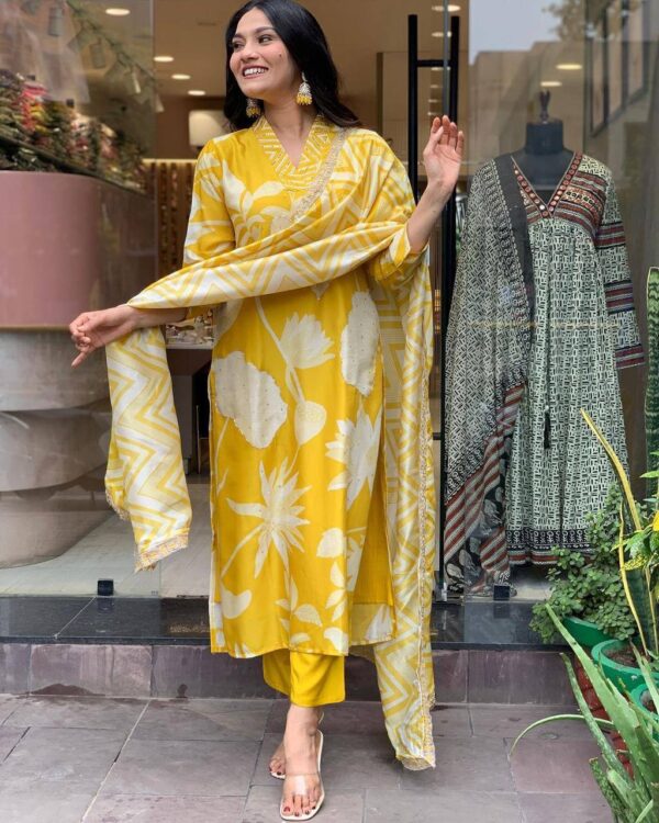 Floral print in shades of white and yellow suit set - Image 3