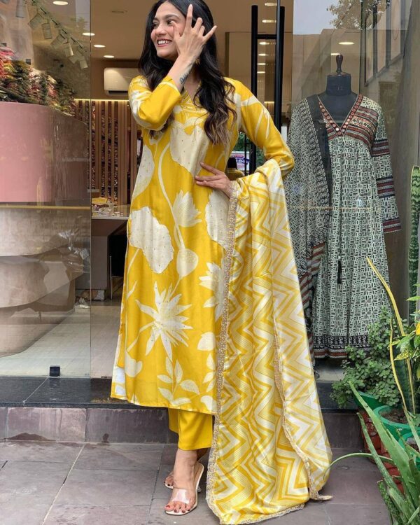 Floral print in shades of white and yellow suit set - Image 4