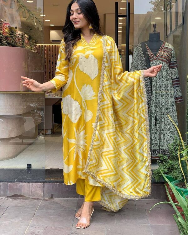 Floral print in shades of white and yellow suit set - Image 5