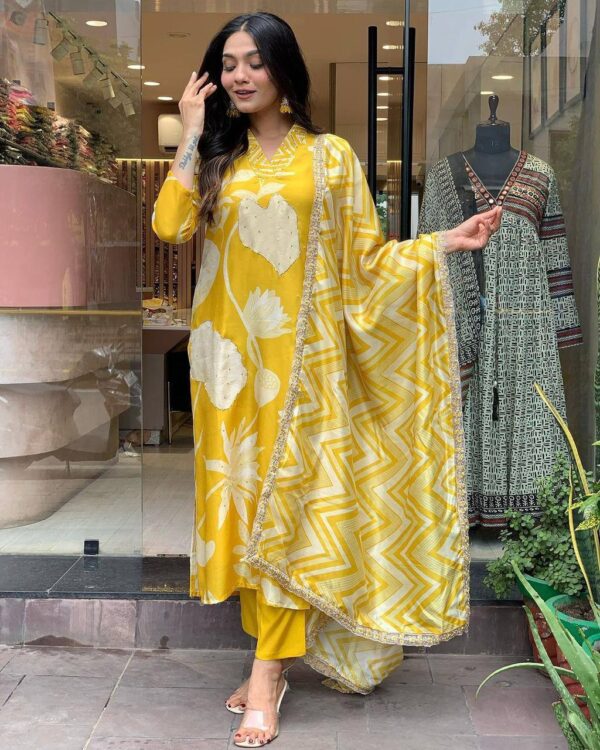 Floral print in shades of white and yellow suit set - Image 6
