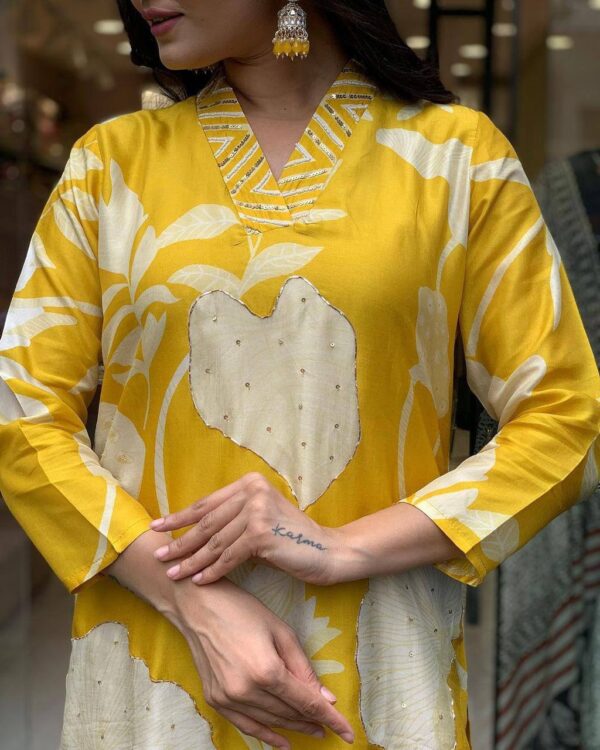 Floral print in shades of white and yellow suit set - Image 7