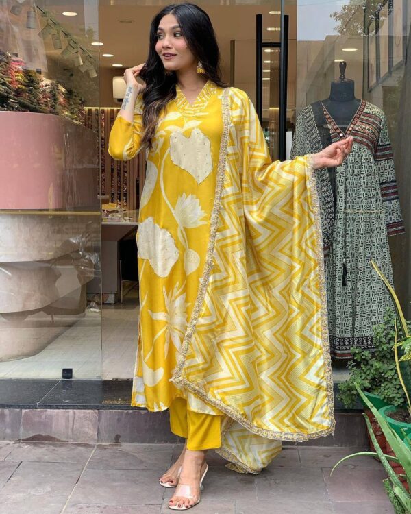 Floral print in shades of white and yellow suit set - Image 8