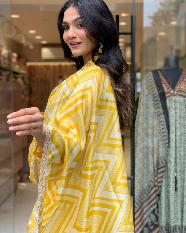 Floral print in shades of white and yellow suit set - Image 9