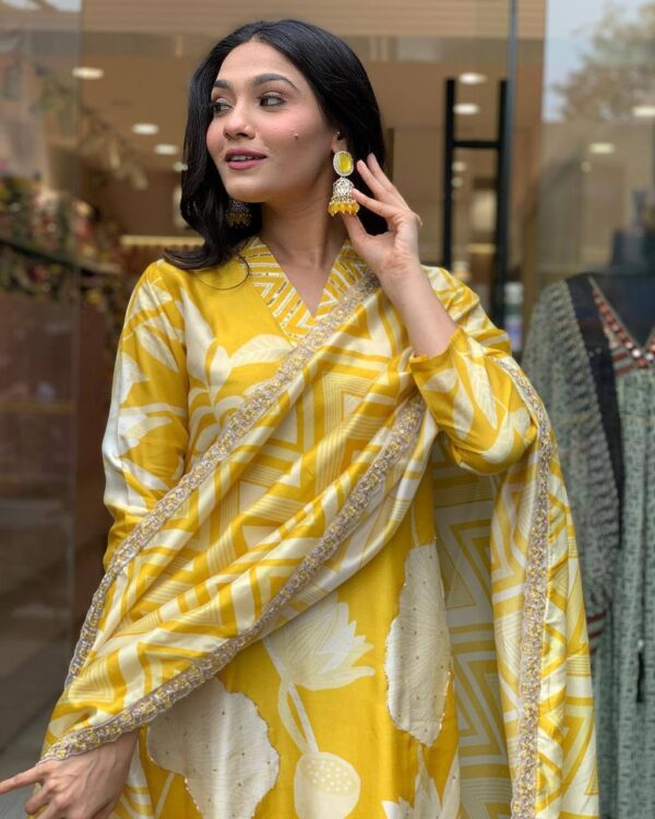 Floral print in shades of white and yellow suit set - Image 10