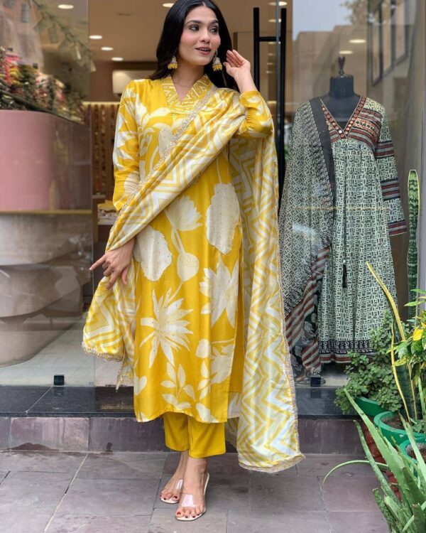 Floral print in shades of white and yellow suit set - Image 11