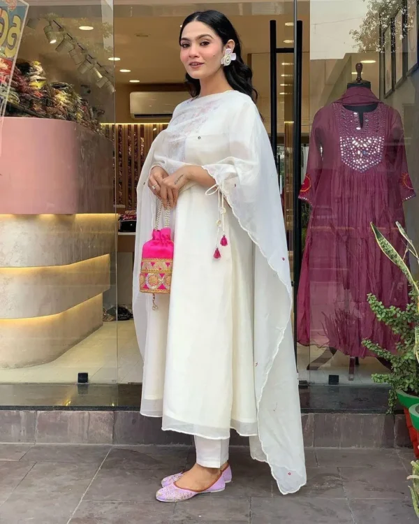 Elegant Embroidered Kurta Set for Women - Image 2