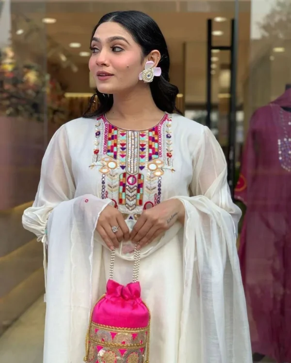 Elegant Embroidered Kurta Set for Women - Image 4