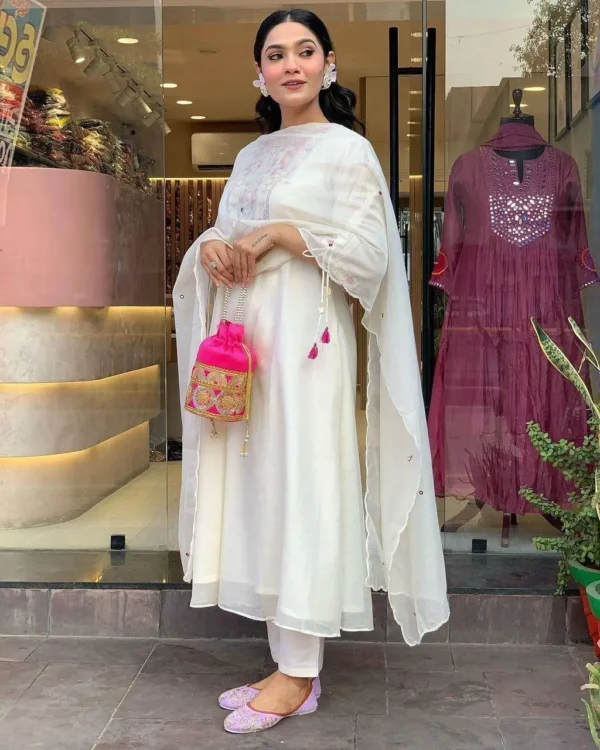 Elegant Embroidered Kurta Set for Women - Image 5