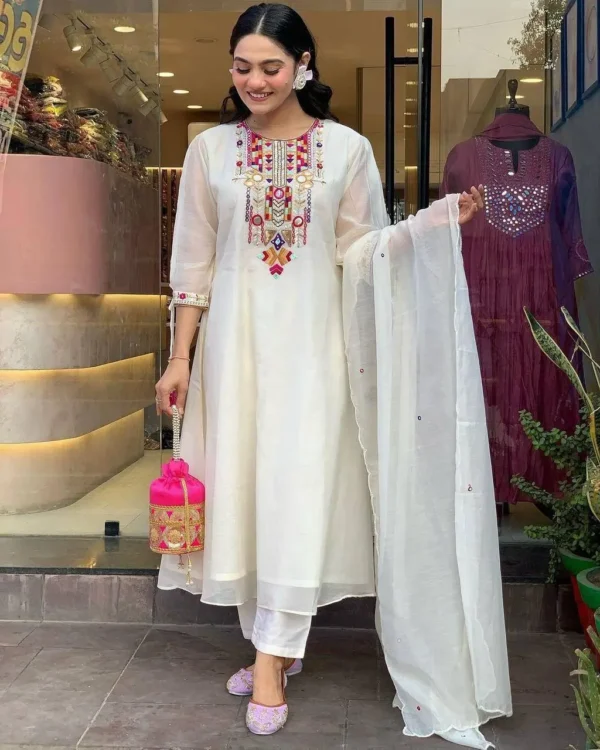 Elegant Embroidered Kurta Set for Women - Image 7
