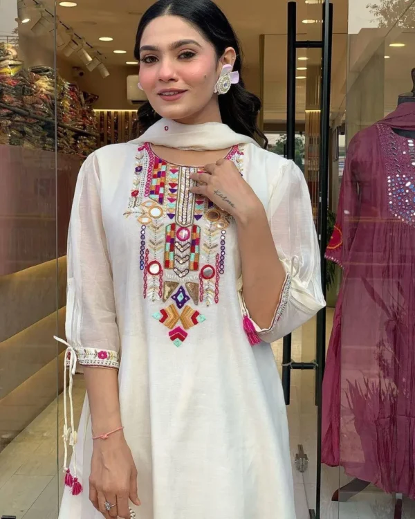 Elegant Embroidered Kurta Set for Women - Image 9