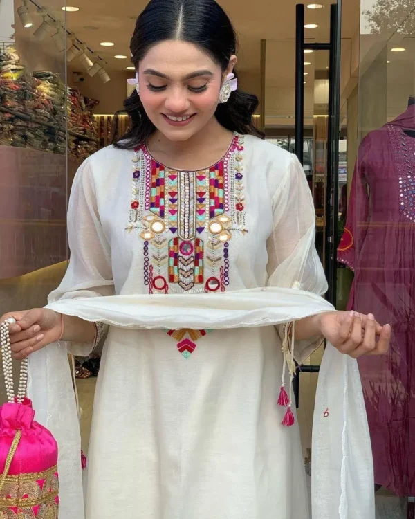 Elegant Embroidered Kurta Set for Women - Image 10