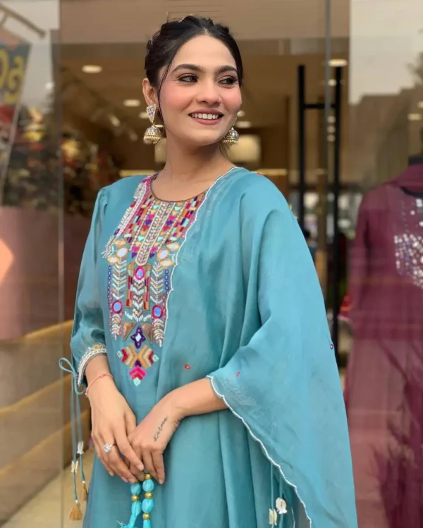 Elegant Embroidered Kurta Set for Women - Image 14