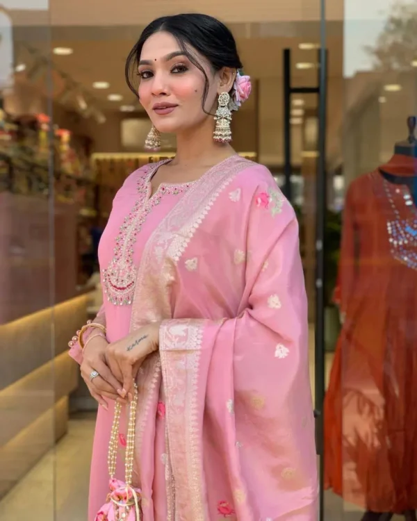 Set with Floral Embroidery - Image 9