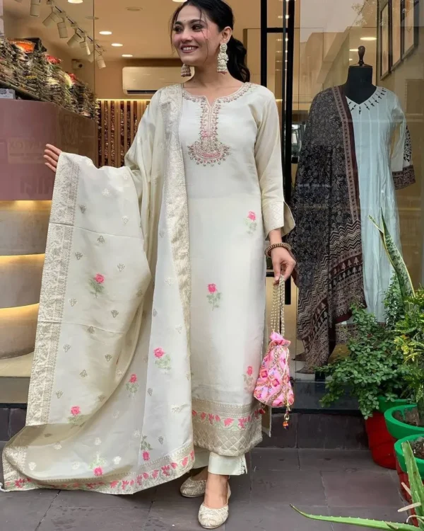 Set with Floral Embroidery - Image 13