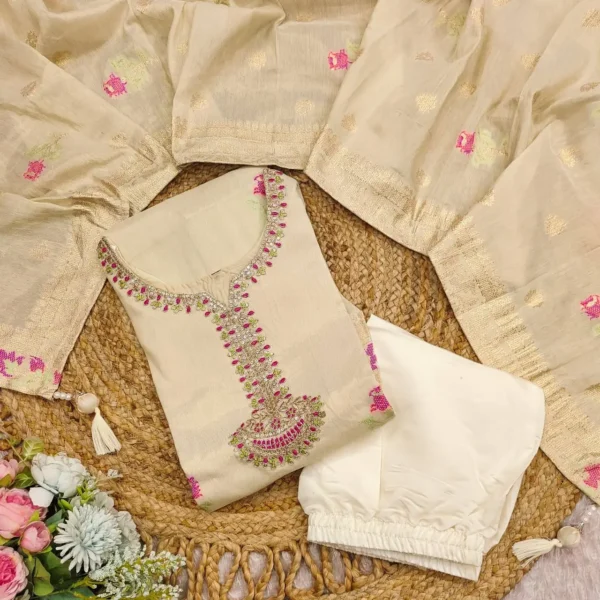 Set with Floral Embroidery - Image 19